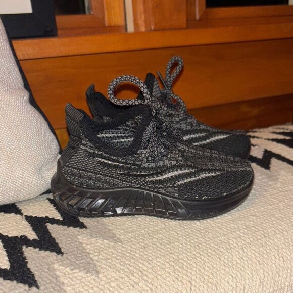 “ Yeezy” LIKE Black and Gray Knit baby Sneakers - Picture 1 of 8